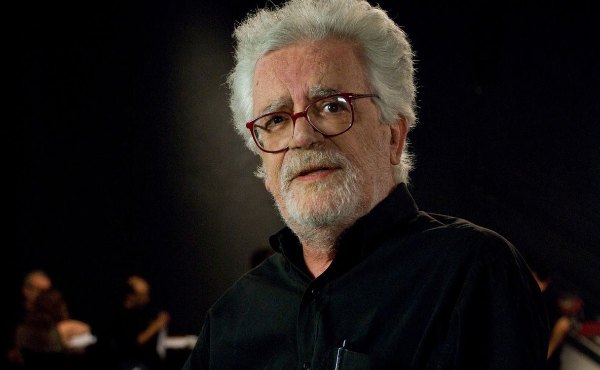 Un regizor a murit înjunghiat de fiul său 