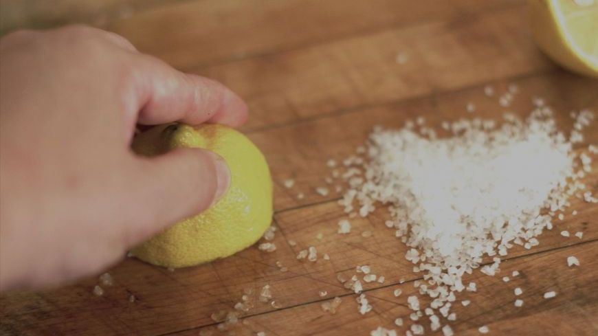 Este unul din cele mai murdare obiecte din bucătărie. Cum să-l cureţi şi să-l dezinfectezi?