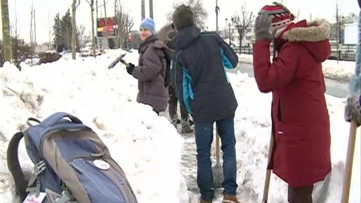 Zeci de bucureşteni s-au mobilizat pe reţelele de socializare şi au ieşit la deszăpezit 