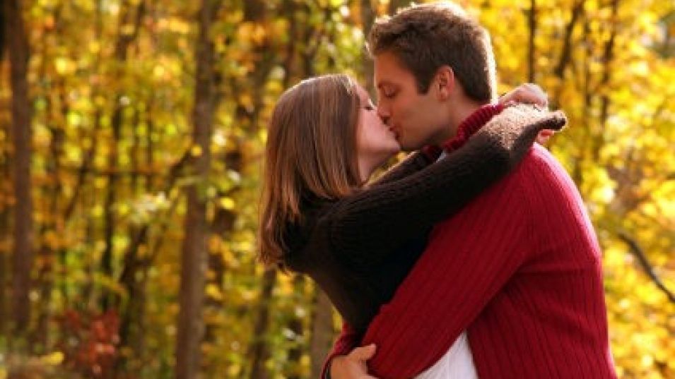 DRAGOBETE. Cum să cazi cu TRONC cuiva. TRADIŢII şi superstiţii de DRAGOBETE