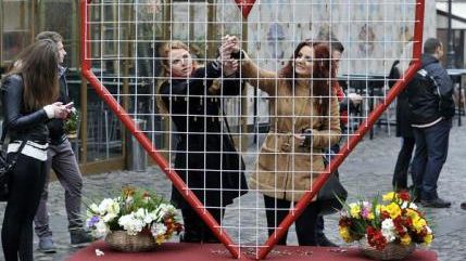 DRAGOBETE. Cupluri de îndrăgostiți și-au reînnoit legămintele de iubire în Centrul Vechi 