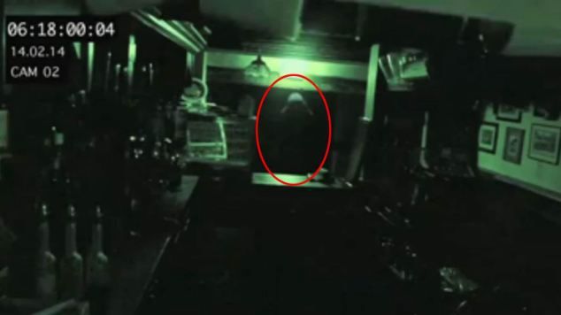 Fantomă fotografiată într-un local vechi de 750 de ani?