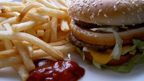 Te ispitesc dulciurile și mâncarea fast food? Ce spun poftele despre starea ta de sănătate