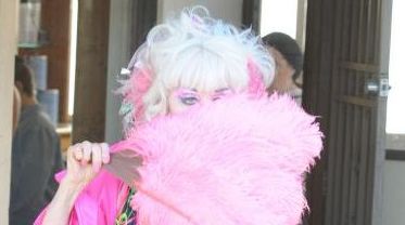 Femeia cu siluetă de 25 de ani şi chip de pensionară, surprinsă într-o IPOSTAZĂ RIDICOLĂ