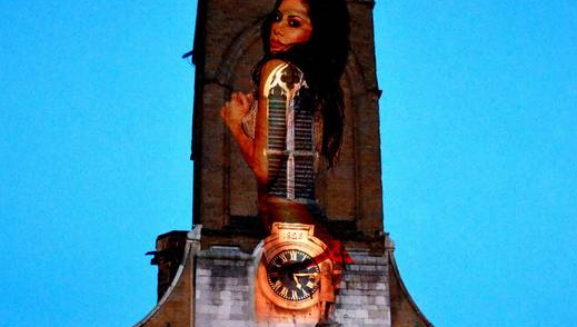 Scandal după ce imaginea unei femei dezbrăcate a fost proiectată pe turla unei biserici