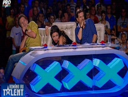 ROMÂNII AU TALENT. El deţine controlul asupra focului şi curentului elctric. "Nu vă temeţi!"