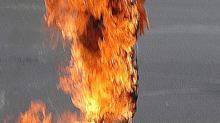 CAZ HALUCINANT la Iaşi: O femeie şi-a dat foc în faţa casei fiindcă soţul a refuzat să-i mai dea o..