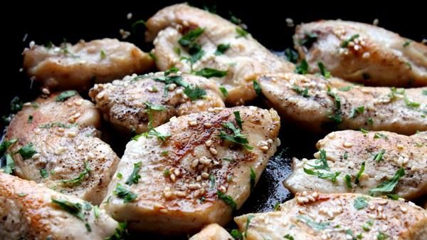 REŢETA ZILEI: Friptură de pui cu susan