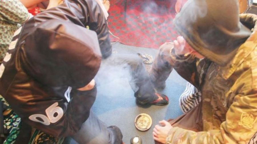 Trei elevi AU LEŞINAT ÎN CURTEA LICEULUI, după ce au FUMAT ETNOBOTANICE 