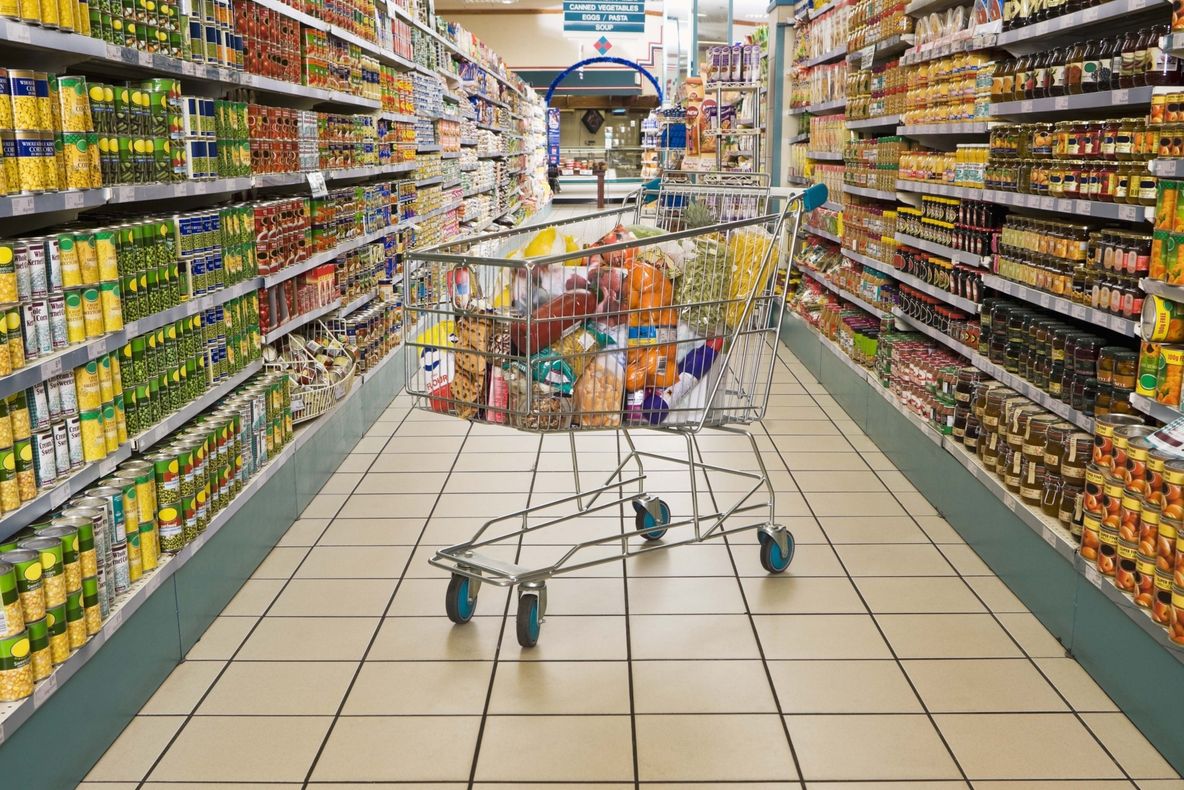 Auchan, Carrefour, Cora şi Kaufland sunt cercetate pentru posibile practici anticoncurenţiale