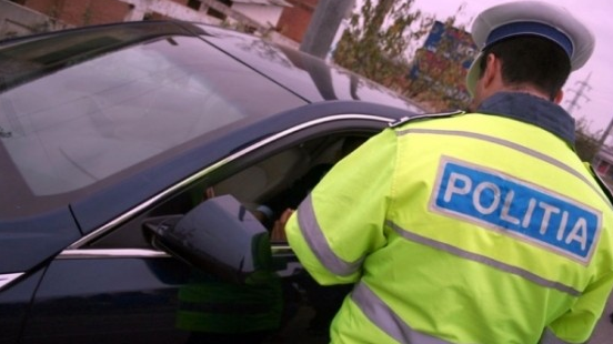 Polițiștii din Iași au tras pe dreapta o mașină. Nu le-a venit să creadă cine se afla la volan