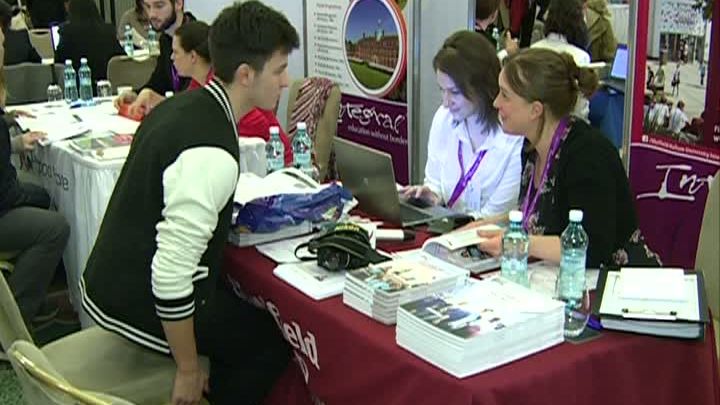 GENIILE SE PREGĂTESC SĂ EMIGREZE. Mii de tineri de nota 10 vor lua drumul străinătăţii