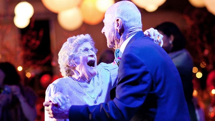 "ZIUA BUNICILOR" pe 1 octombrie - propunere a unor senatori PNL