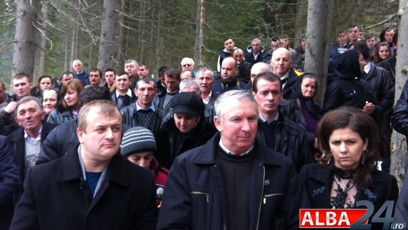 TRAGEDIA AVIATICĂ APUSENI. Cum fac horenii AFACERI LA PARASTASUL lui ADRIAN IOVAN 