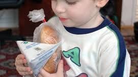 Alertă la Iaşi! Zeci de copii au ajuns la SPITAL, după ce au MÂNCAT CORNUL ŞI LAPTELE 