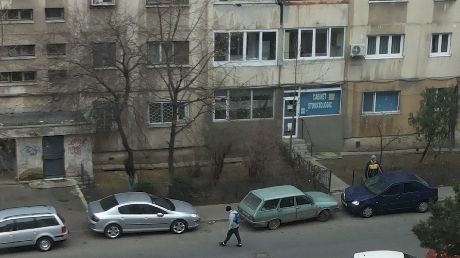 MARTOR OCULAR. Oamenii sunt revoltaţi. Şi-a parcat maşina în mijlocul drumului 