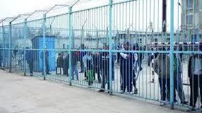 Ieşeanul eliberat din închisoare care ameninţa că se aruncă în gol a coborât de pe schele