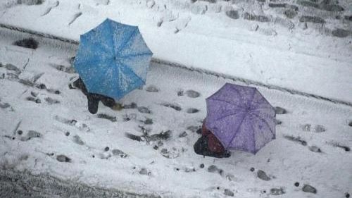 COD PORTOCALIU şi ROŞU de furtună în Japonia şi sute de zboruri ANULATE