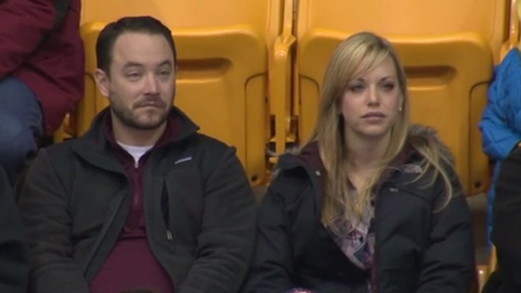 Tot stadionul îi aştepta să se sărute. Gestul bărbatului i-a lăsat pe toţi cu gura căscată