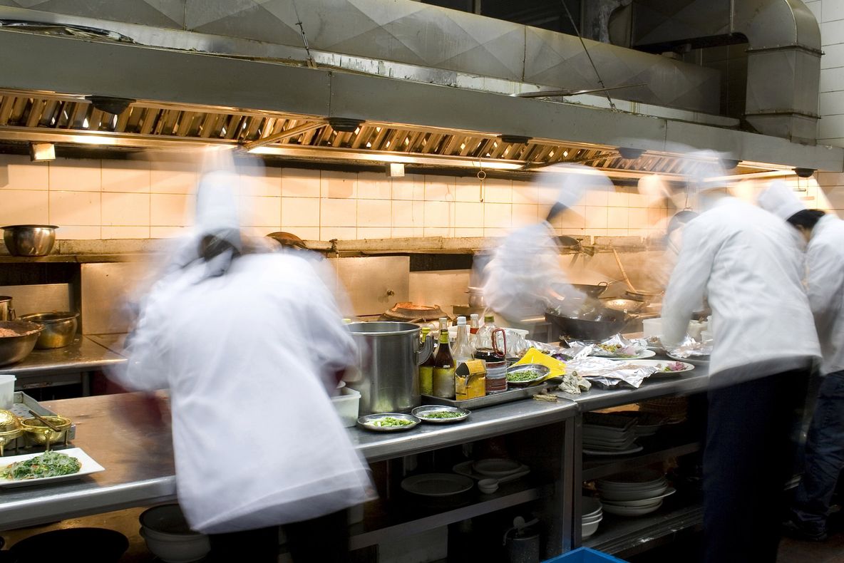 Au venit să inspecteze bucătăria unui hotel și au rămas șocați de ce au descoperit