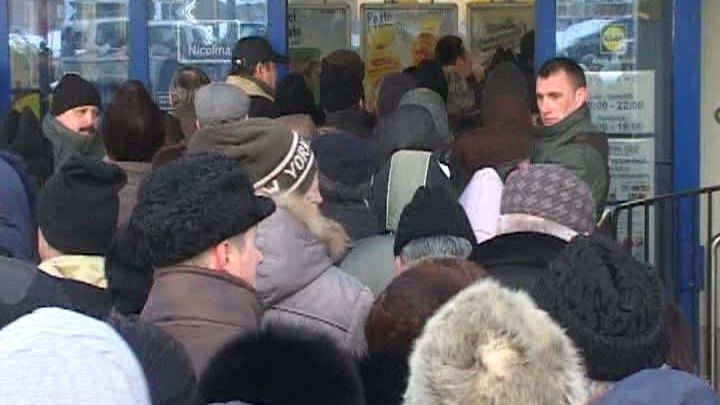 Scene şocante la Lidl. S-au îmbulzit fără să ştie pentru ce! 