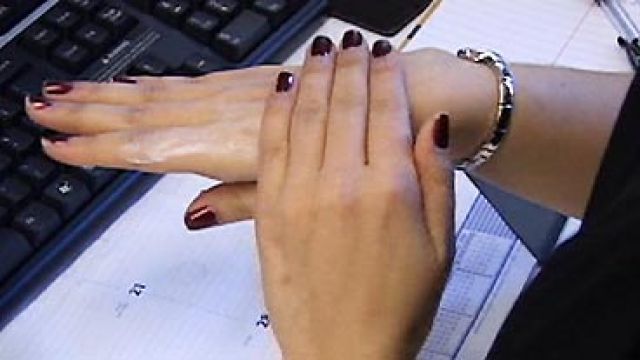 5 ingrediente minune pentru mâinile uscate