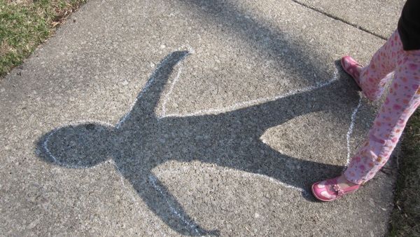 Cei mai HAIOŞI copii: cum reacţionează când îşi văd umbra