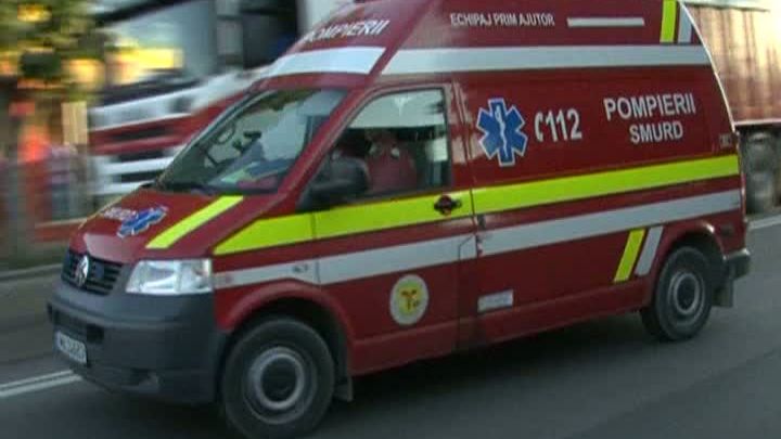 Trei persoane SPULBERATE pe o trecere de pietoni, chiar în faţa unui liceu 