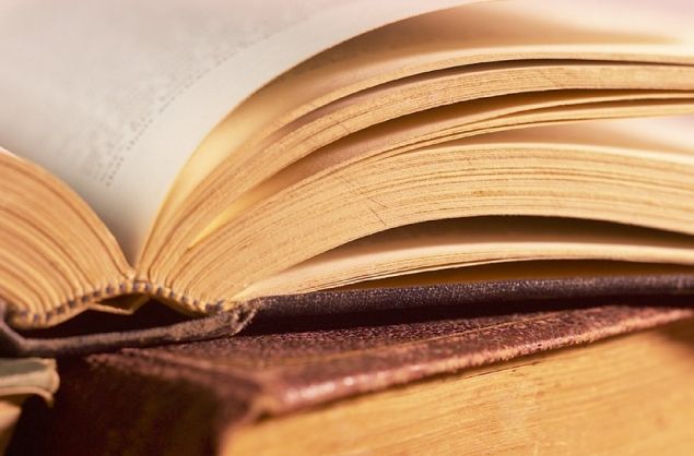 A comandat o carte de pe Internet. A avut un ŞOC când a deschis-o. Ce se afla în ea