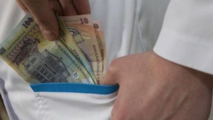 Medici trimişi în judecată, după ce cereau bani de la femei pentru a le face operaţii de cezariană