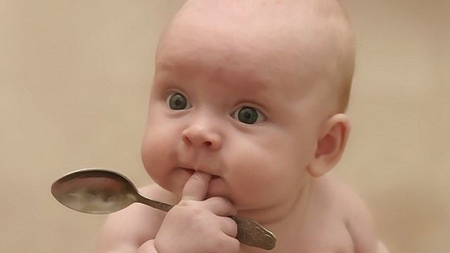 Când pot să-i dau miere bebeluşului?