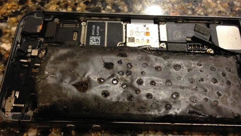 Momentul ÎNFIORĂTOR în care BATERIA unui IPHONE 5S EXPLODEAZĂ