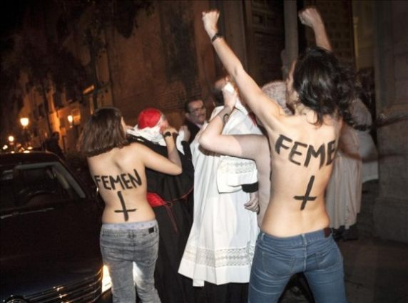 LEGEA ANTI-AVORT. Arhiepiscopul de Madrid, bombardat cu lenjerie intimă de activistele Femen