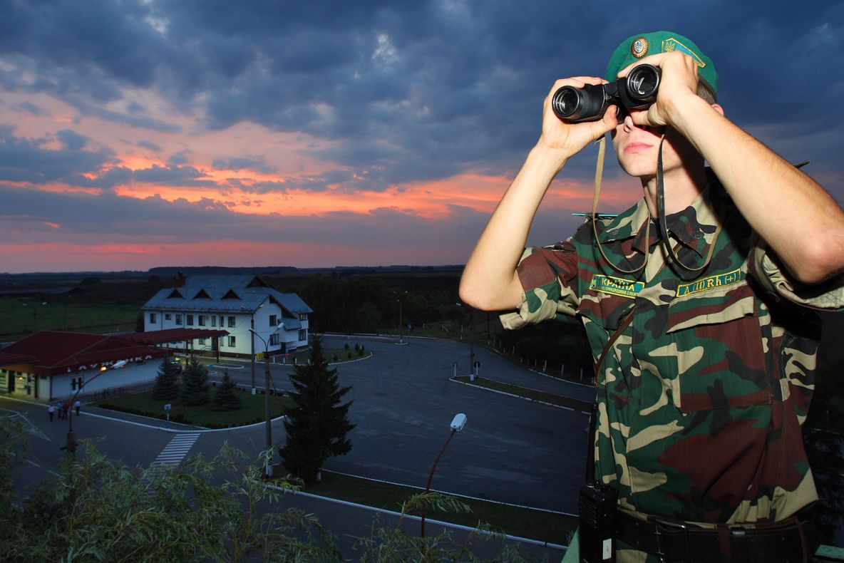 UCRAINA: Securitate sporită la graniţă pe fondul zvonurilor privind o intervenţie a Rusiei