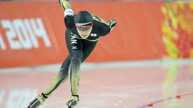 De ce îşi ţin sportivii de la patinaj-viteză mâinile la spate în timpul cursei