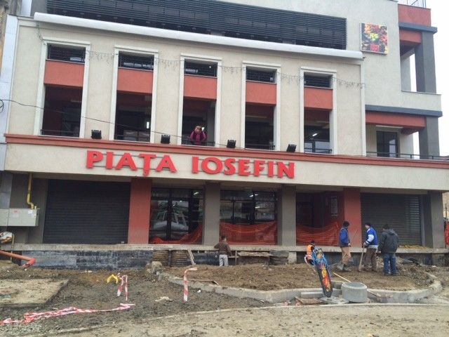 DOAR ÎN ROMÂNIA. O piaţă publică din Timişoara intră în reparaţie la un an de la inaugurare