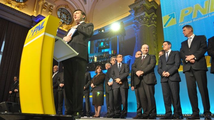 Există pericolul RUPERII PNL. 16 organizaţii judeţene sunt ÎMPOTRIVA LUI CRIN ANTONESCU