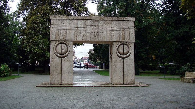 Poarta Sărutului şi Masa Tăcerii, cu găuri şi pete. CINE A STRICAT OPERELE LUI BRÂNCUŞI? 