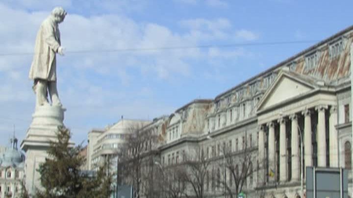 Borduri, panseluţe şi fântâni muzicale. Pe ce mai cheltuiesc BANII PRIMARII din România 