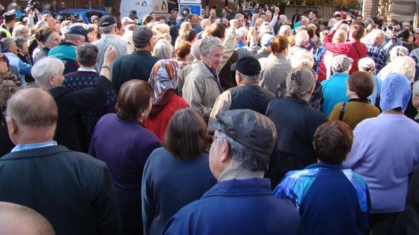 PROTEST în faţa sediului Primăriei Capitalei: "Pe Oprescu îl mai votează câinii cu colaci în coadă"