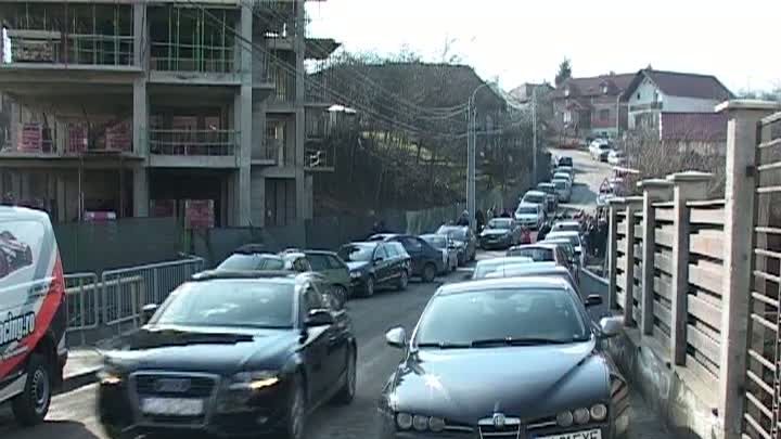 PROTEST INEDIT, la Cluj, cu maşini PARCATE pe stradă: câteva blocuri se construiesc pe spaţiul verde