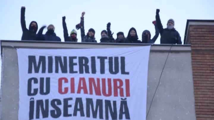 Protest inedit la Deva! Nouă ecologişti s-au urcat pe acoperişul societăţii Minvest