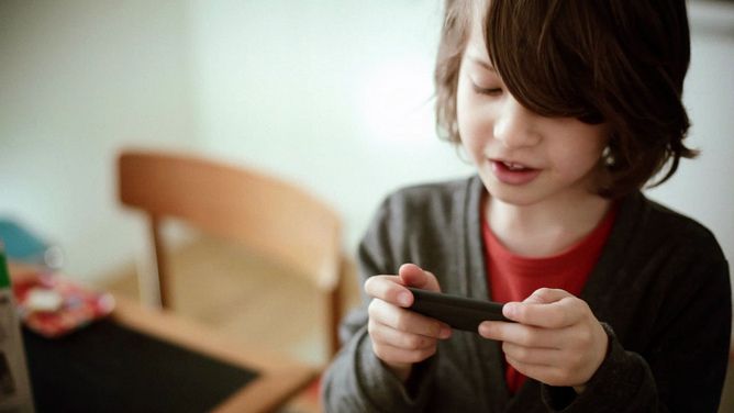 I-ai cumpărat telefon scump copilului tău? L-ai transformat în ŢINTĂ pentru hoţi