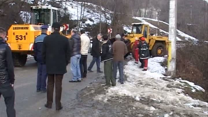 O şoferiţă a PLONJAT CU MAŞINA ÎN RÂU 