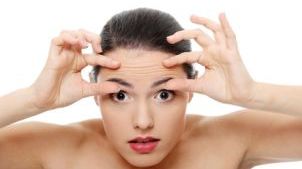 Aşa scapi de riduri şi îţi întinzi pielea, cu Yoga facială