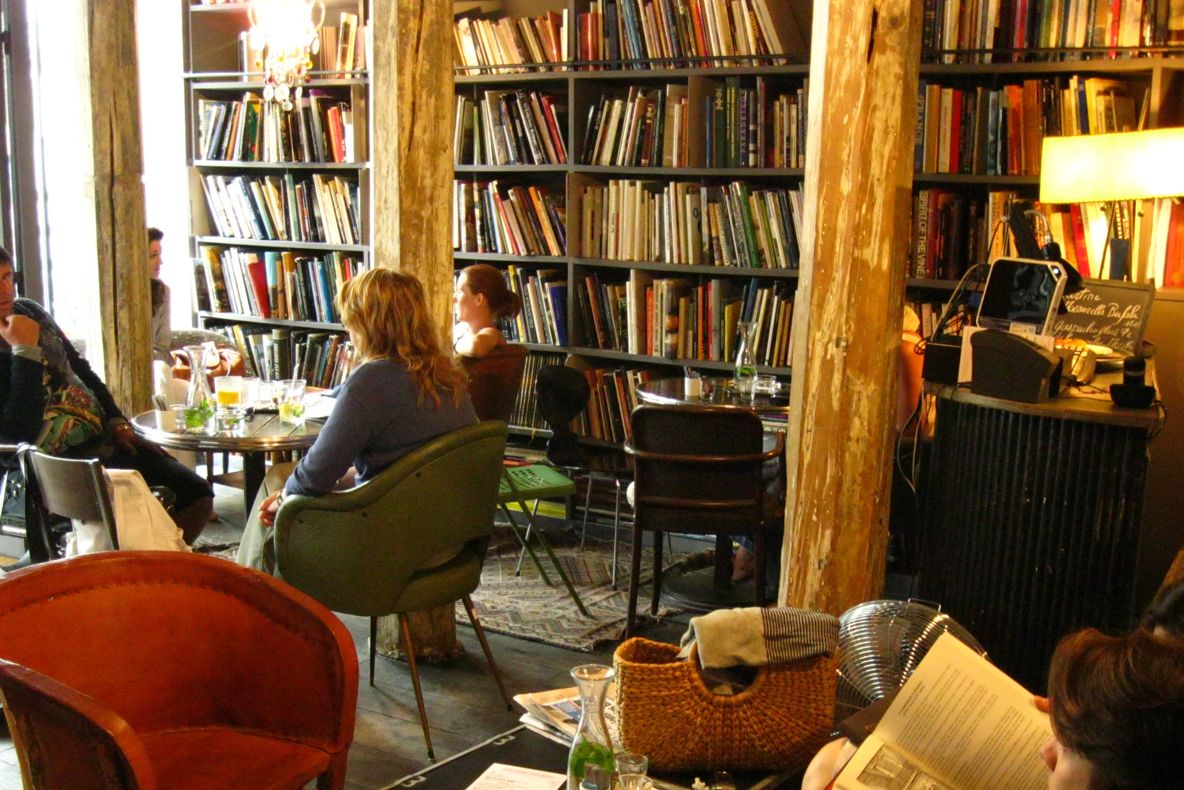 Descoperire uimitoare făcută de un bărbat într-o carte pe care a găsit-o într-o cafenea