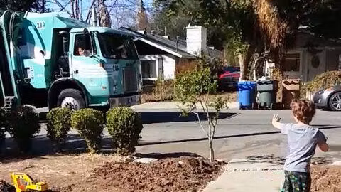 MOMENT EMOŢIONANT: reacţia unui copil autist când primeşte un cadou de la un angajat la salubrizare