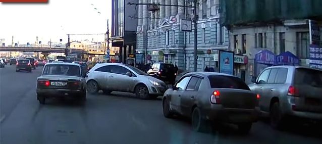 Parcarea perfectă sau pură întâmplare? O șoferiță uimește pe toată lumea cu o parcare laterală