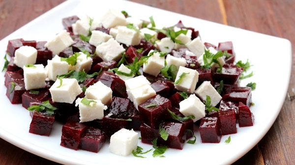 REŢETA ZILEI: Salată de sfeclă roşie cu brânză
