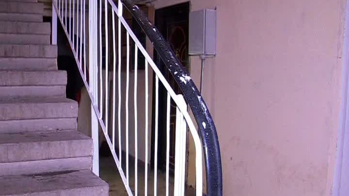 Scene înfiorătoare într-un bloc din Capitală: bărbat aruncat și târât pe scări